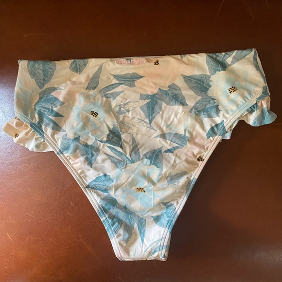 Billabong Swim Top and Bottom - Picture 6 of 7